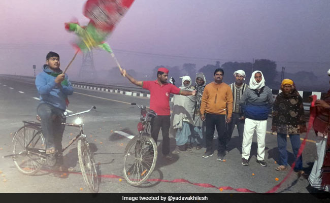 PM से पहले सपा कार्यकर्ताओं ने किया पूर्वांचल एक्सप्रेस-वे का सांकेतिक उद्घाटन, अखिलेश यादव ने शेयर की PHOTOS