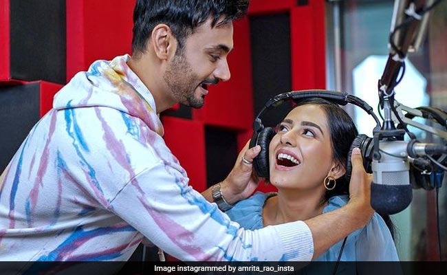 RJ Anmol's "Shocking" Yet Filmy Proposal To Amrita Rao, Live On-Air