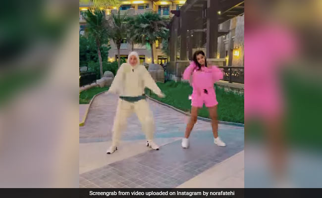 पिंक शॉर्ट्स पहन नोरा फतेही ने किया जोरदार डांस, फैन्स बोले- कोई आग बुझाने वाला बुलाओ...देखें Video