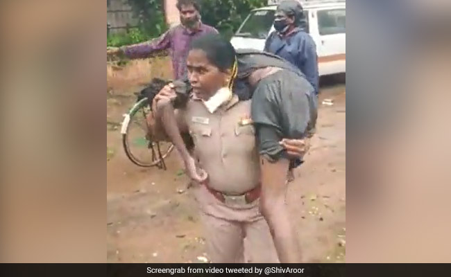 महिला पुलिसकर्मी की दरियादिली ने जीता लोगों का दिल, वायरल वीडियो देख हर कोई कर रहा तारीफ