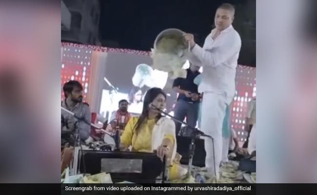 इस सिंगर ने छेड़े सुर तो फैन्स ने कर दी नोटों की बरसात, वीडियो देख रह जाएंगे दंग