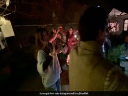 रुबीना दिलैक ने परिवार के साथ किया पारंपरिक पहाड़ी डांस, फैंस बोले- यह अब तक का बेस्ट वीडियो है... रुबीना दिलैक ने परिवार के साथ किया पारंपरिक पहाड़ी डांस, फैंस बोले- यह अब तक का बेस्ट वीडियो है...