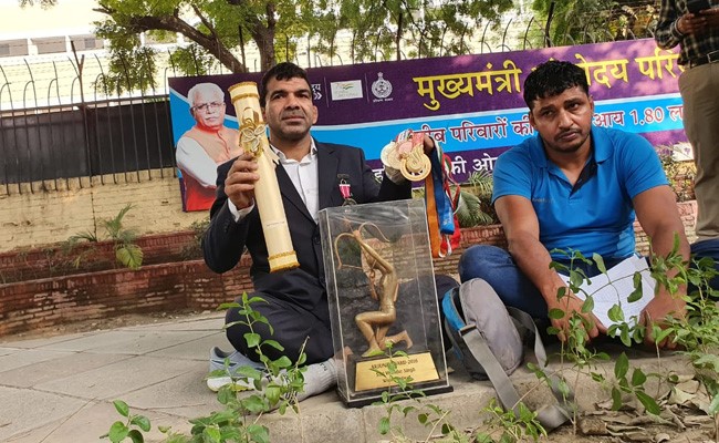 कल पद्मश्री मिला, आज यह अवार्ड और तमाम मेडल लेकर फुटपाथ पर जा बैठे ओलंपियन वीरेंदर सिंह! कल पद्मश्री मिला, आज यह अवार्ड और तमाम मेडल लेकर फुटपाथ पर जा बैठे ओलंपियन वीरेंदर सिंह!