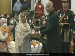 VIDEO : शहीद बेटे के लिए शौर्य चक्र लेते वक्त फफक-फफक रो पड़ी मां, आतंकियों से लोहा लेते शहीद हुए बिलाल VIDEO : शहीद बेटे के लिए शौर्य चक्र लेते वक्त फफक-फफक रो पड़ी मां, आतंकियों से लोहा लेते शहीद हुए बिलाल