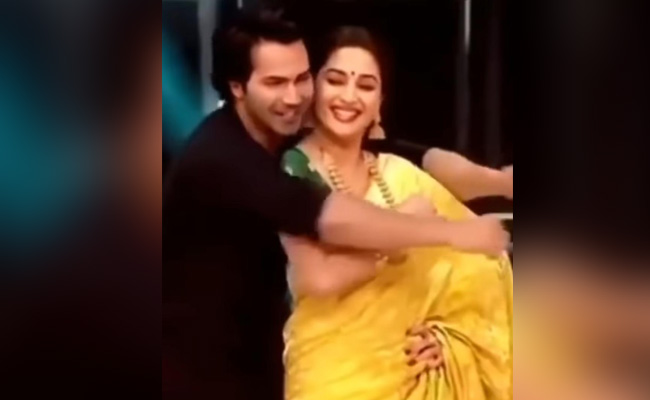 वरुण धवन ने माधुरी दीक्षित के साथ ‘मेरा पिया घर आया’ पर किया धमाकेदार डांस, फैन्स बोले- मजा आ गया...देखें Video