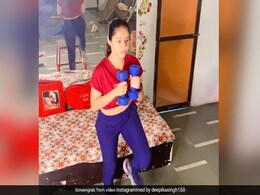 दीपिका सिंह ने राजेश खन्ना के 'दुनिया में रहना है तो काम कर प्यारे' गाने पर किया वर्कआउट, फैन्स बोले- नाइस संध्या दीदी दीपिका सिंह ने राजेश खन्ना के 'दुनिया में रहना है तो काम कर प्यारे' गाने पर किया वर्कआउट, फैन्स बोले- नाइस संध्या दीदी