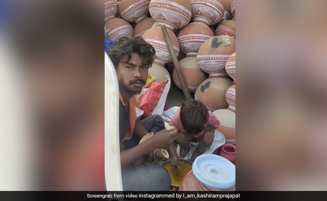 काम के बीच दाल रोटी खाते हुए वायरल हुआ पिता-बेटे का क्यूट Video, लोग बोले- कोई इनसे खुश रहना सीखे...