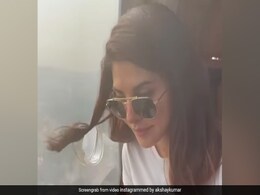 अक्षय कुमार ने शेयर किया जैकलीन फर्नांडिस के जुगाड़ वाला वीडियो- बोले- उड़ते हेलीकॉप्टर से करें हेयर कर्ल  अक्षय कुमार ने शेयर किया जैकलीन फर्नांडिस के जुगाड़ वाला वीडियो- बोले- उड़ते हेलीकॉप्टर से करें हेयर कर्ल