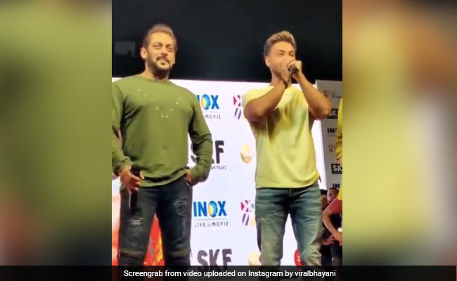 सलमान खान के सामने एब्स दिखाने में घबराए आयुष शर्मा, बोले- 'हम तो सिर्फ शिष्य हैं...' देखें Video