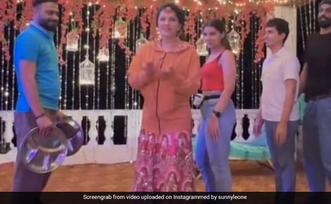 सनी लियोनी दोस्तों संग अजीबोगरीब गेम खेलती आईं नजर, किसी को पड़ा थप्पड़ तो किसी के सिर पर बजी थाली