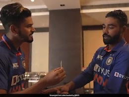 Watch: Shreyas Iyer's Card Trick Leaves Mohammed Siraj Completely Dumbfounded Watch: Shreyas Iyer's Card Trick Leaves Mohammed Siraj Completely Dumbfounded