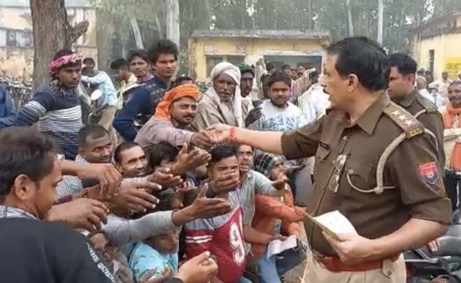 Shortage Fears As Farmers Form Long Queues Outside UP Fertilizer Centres