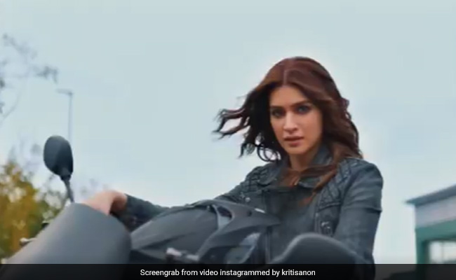 <i>Ganapath</I>: Kriti Sanon Looks Uber-Cool As She Joins Tiger Shroff's Film Shoot In UK