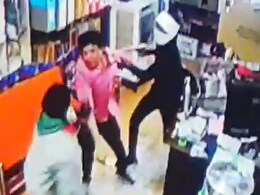 महाराष्ट्र : लुटेरों ने तलवार से हमला कर दुकानदार की जान ली, घटना CCTV में कैद महाराष्ट्र : लुटेरों ने तलवार से हमला कर दुकानदार की जान ली, घटना CCTV में कैद