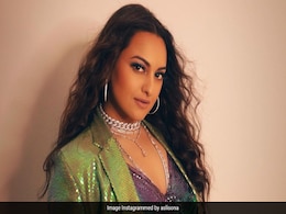 Sonakshi Sinha के ग्लैमरस अंदाज ने जीता फैंस का दिल, देखते रह जाएंगे एक्ट्रेस का नया लुक Sonakshi Sinha के ग्लैमरस अंदाज ने जीता फैंस का दिल, देखते रह जाएंगे एक्ट्रेस का नया लुक