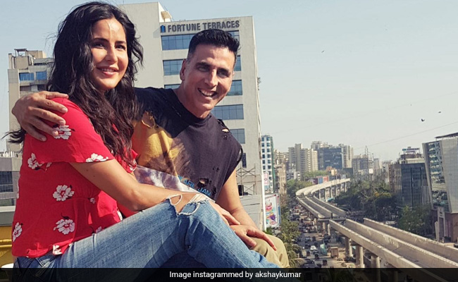 अक्षय कुमार ने कैटरीना कैफ के साथ छत के किनारे पर बैठकर खिंचवाई Photo, बोले- मिस्टर और मिसेज ‘सूर्यवंशी’...