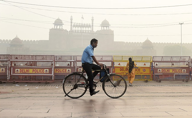 Delhi, Neighbouring Cities Wrapped In Smog Blanket 2 Days After Diwali
