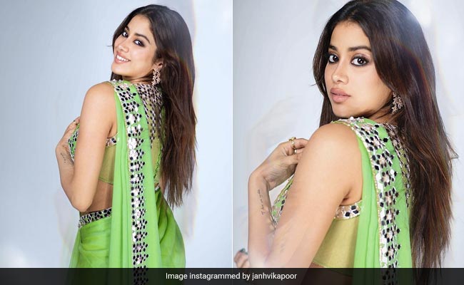 Janhvi Kapoor's Green Mirrorwork Manish Malhotra <i>Saree</i> Is Festive Fashion At Its Peak