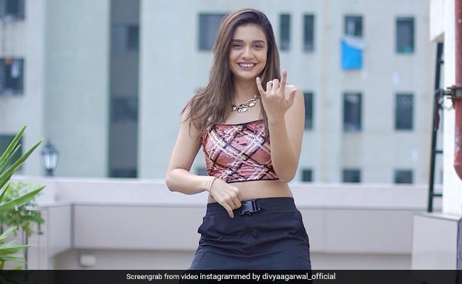 दिव्या अग्रवाल ने घर की बालकनी में बादशाह के सॉन्ग 'Jugnu' सॉन्ग पर किया जोरदार डांस, वायरल हुआ Video