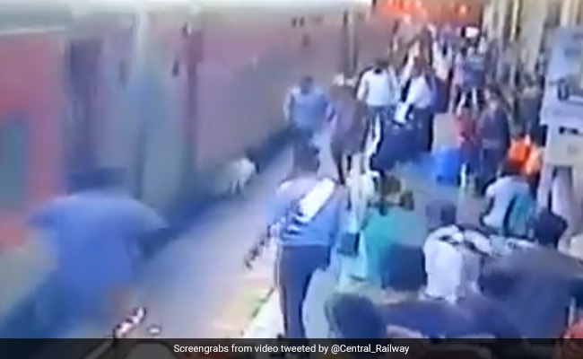 चलती ट्रेन से गिरे यात्री के लिए फरिश्ता बना शख्स, वायरल वीडियो में देखें कैसे बचाई जान