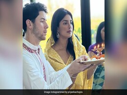 प्रियंका चोपड़ा ने दिवाली के मौके पर पति निक जोनस संग यूं की लक्ष्मी पूजा, वायरल हुई कपल की खूबसूरत तस्वीरें प्रियंका चोपड़ा ने दिवाली के मौके पर पति निक जोनस संग यूं की लक्ष्मी पूजा, वायरल हुई कपल की खूबसूरत तस्वीरें