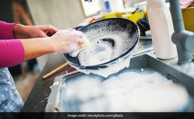एल्युमिनियम के बर्तन पड़ गए हैं काले तो बस यह चीज चमका देगी, बस इस तरह से करना होगा इस्तेमाल