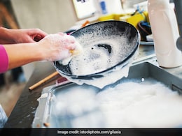 बर्तन धोने से हाथ हो गए हैं रुखे और खुरदरे, बस आज से यह करें, हो जाएंगे मुलायम बर्तन धोने से हाथ हो गए हैं रुखे और खुरदरे, बस आज से यह करें, हो जाएंगे मुलायम