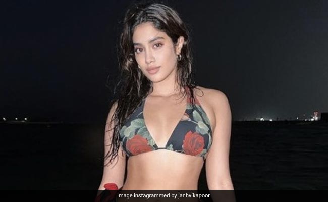 जाह्नवी कपूर ने डेजर्ट सफारी के बाद किया 'लुंगी डांस', देखें वीडियो