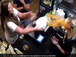 गुस्से से तिलमिलाई महिला ने कर्मचारी पर फेंका गर्मागर्म सूप, वीडियो देख भड़क गए लोग गुस्से से तिलमिलाई महिला ने कर्मचारी पर फेंका गर्मागर्म सूप, वीडियो देख भड़क गए लोग