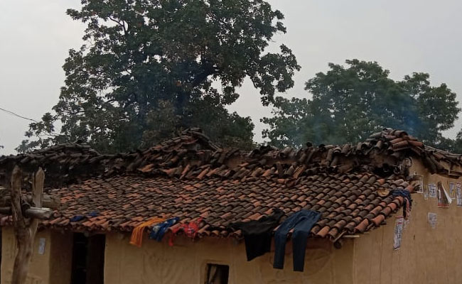 नक्सलियों की क्रूरता : बिहार में एक ही परिवार के 4 लोगों को फांसी पर लटकाया, बम लगा उड़ाया घर