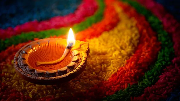 Diwali 2021: दिल से मनाइए दिवाली, गले मिलकर, परिजनों से आशीर्वाद लेकर आगे बढ़िए