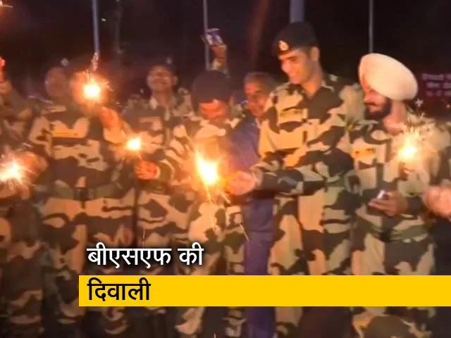 जम्मू-कश्मीरः बीएसएफ जवानों और स्थानीय लोगों ने आरएसपुरा में मनाई दिवाली