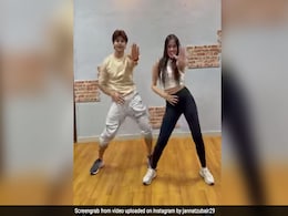 जन्नत जुबैर ने सिद्धार्थ निगम के साथ ‘जुगनू’ गाने पर किया धमाकेदार डांस, फैन्स ने कहा- बेस्ट पेयर...देखें Video जन्नत जुबैर ने सिद्धार्थ निगम के साथ ‘जुगनू’ गाने पर किया धमाकेदार डांस, फैन्स ने कहा- बेस्ट पेयर...देखें Video