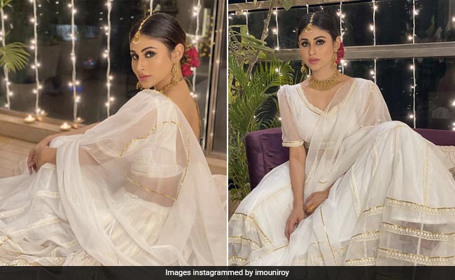 Mouni Roy's White And Gold <i>Lehenga</i> Was Even More Stunning With Makeup And Hair Done By Her