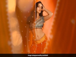 घूंघट में छिपीं नोरा फतेही के देसी लुक को देख फैंस हुए दीवाने, फैंस बोले- फायर... घूंघट में छिपीं नोरा फतेही के देसी लुक को देख फैंस हुए दीवाने, फैंस बोले- फायर...