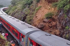 Kannur-Yeshwantpur Express Derails In Tamil Nadu After Rockslide Kannur-Yeshwantpur Express Derails In Tamil Nadu After Rockslide