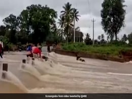 देखें VIDEO : पानी की तेज धार में सड़क पार करने की कोशिश कर रहे थे दो बाइक सवार, तभी लगे बहने... देखें VIDEO : पानी की तेज धार में सड़क पार करने की कोशिश कर रहे थे दो बाइक सवार, तभी लगे बहने...