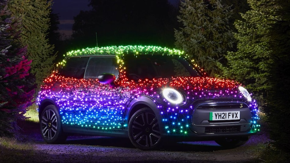 असहाय लोगों की ज़िंदगी बचाने के लिए इस शख्‍स ने कार में लगाईं 2000 स्‍मार्ट LED लाइट्स