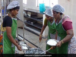 Canteens Started By Jayalalithaa To Serve Free Food In Flood-Hit Chennai Canteens Started By Jayalalithaa To Serve Free Food In Flood-Hit Chennai