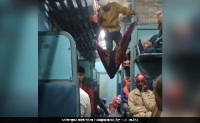 ट्रेन में नहीं मिला रिजर्वेशन, तो शख्स ने किया जुगाड़, खुद बनाई नई सीट, लोग बोले- हमें क्यों नहीं आया ये आइडिया - देखें Video