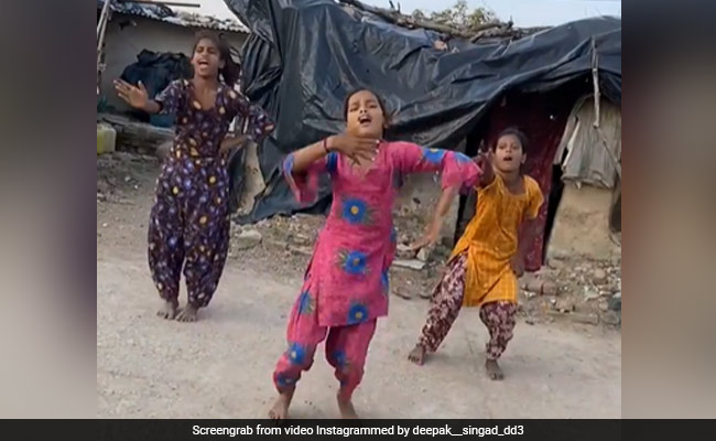 &lsquo;दुपट्टा मेरा&rsquo; सॉन्ग पर लड़कियों ने किया मनमोहक डांस, सोशल मीडिया पर छाया वीडियो