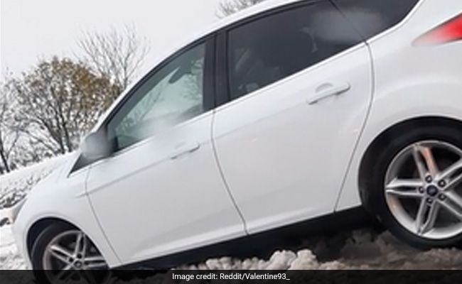 सड़क पर आगे निकलने की होड़ पड़ी भारी, बर्फ में गाड़ी धंसने पर करनी पड़ी खूब मशक्कत...देखें वीडियो