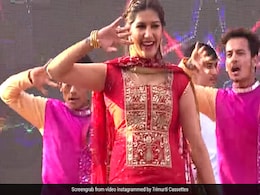 Sapna Choudhary ने 'तेरी आंख्या का यो काजल' गाने पर ऐसा किया डांस की फैंस भी झूम उठे, देखें वीडियो Sapna Choudhary ने 'तेरी आंख्या का यो काजल' गाने पर ऐसा किया डांस की फैंस भी झूम उठे, देखें वीडियो