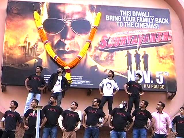 Akshay Kumar Fans Welcome <i>Sooryavasnhi</i> in Style