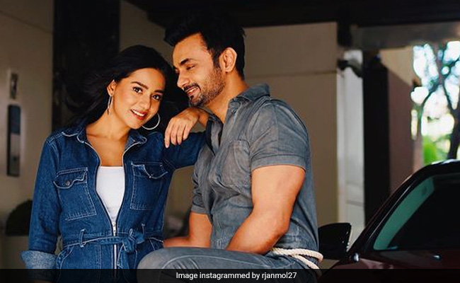 15 Years Ago, RJ Anmol's Mom Saw Amrita Rao's <I>Vivah</i> And Asked Him To Marry A Girl Like Her. And He Did