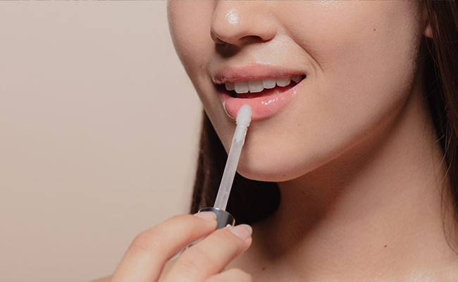 Add shine To Your Lips With These Clear Lip Glosses