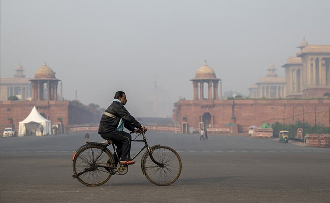 "हम एक गैस चैंबर बन गए हैं": धुंध से ढकी दिल्ली में घुटती जिंदगी