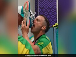 टी20 वर्ल्ड कप जीतने की ख़ुशी में जूते में ही बीयर पी गए ऑस्ट्रेलियाई खिलाड़ी टी20 वर्ल्ड कप जीतने की ख़ुशी में जूते में ही बीयर पी गए ऑस्ट्रेलियाई खिलाड़ी