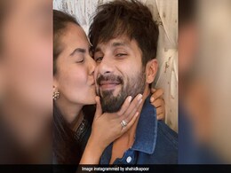 शाहिद कपूर ने शेयर की अपनी बेडरूम सेल्फी तो पत्नी मीरा कपूर ने दे दी चेतावनी  शाहिद कपूर ने शेयर की अपनी बेडरूम सेल्फी तो पत्नी मीरा कपूर ने दे दी चेतावनी