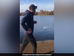 उगते सूरज के साथ रेस लड़ाते नजर आए अनिल कपूर, फैंस बोले- 64 की उम्र में इतना स्टैमिना... उगते सूरज के साथ रेस लड़ाते नजर आए अनिल कपूर, फैंस बोले- 64 की उम्र में इतना स्टैमिना...